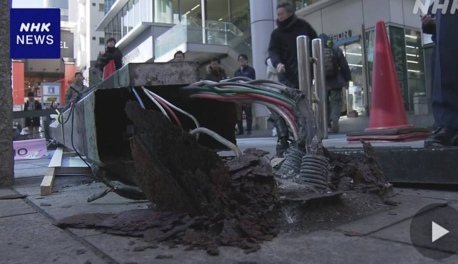 【東京・渋谷】歩道の街灯 柱が根元から折れる 強風影響か