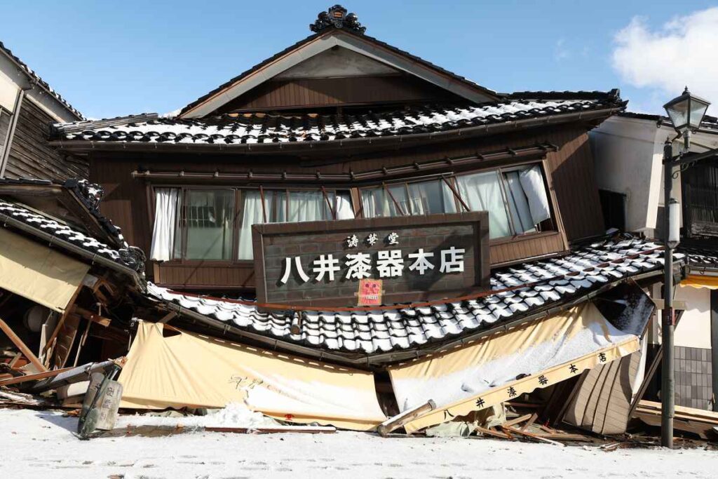 【能登半島地震で目立つ１階がつぶれた家】輪島市の市街地を視察した関係者 「倒壊したのは古い耐震基準の住宅ばかりで、２０００年に基準が強化された新耐震とみられる住宅の多くは無事だった」