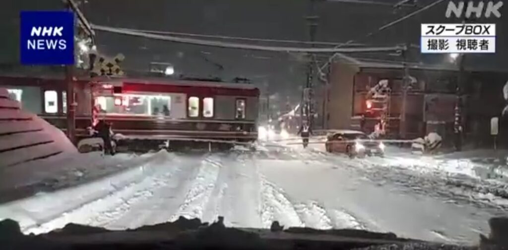 大雪の中、踏切に突入した86さん　無事立ち往生して電車と衝突😢