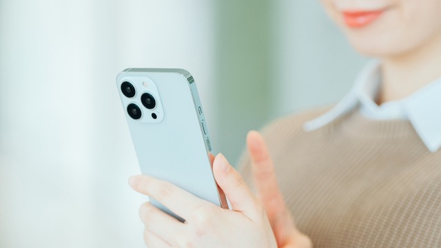 【スマホ依存】「スマホ依存でバカになる」…実は科学的根拠のないネガティブ洗脳だった！