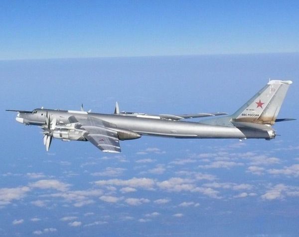 ロシア爆撃機が日本海を飛行　空自戦闘機が緊急発進