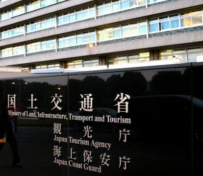 【速報】国交省、バスやトラック等の大型車両にアクセル・ブレーキの記録装置義務付け