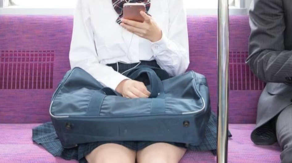 【事件】朝の満員電車内で女子高校生に対して約45分“わいせつ行為”…専門学校生の男（19）を逮捕