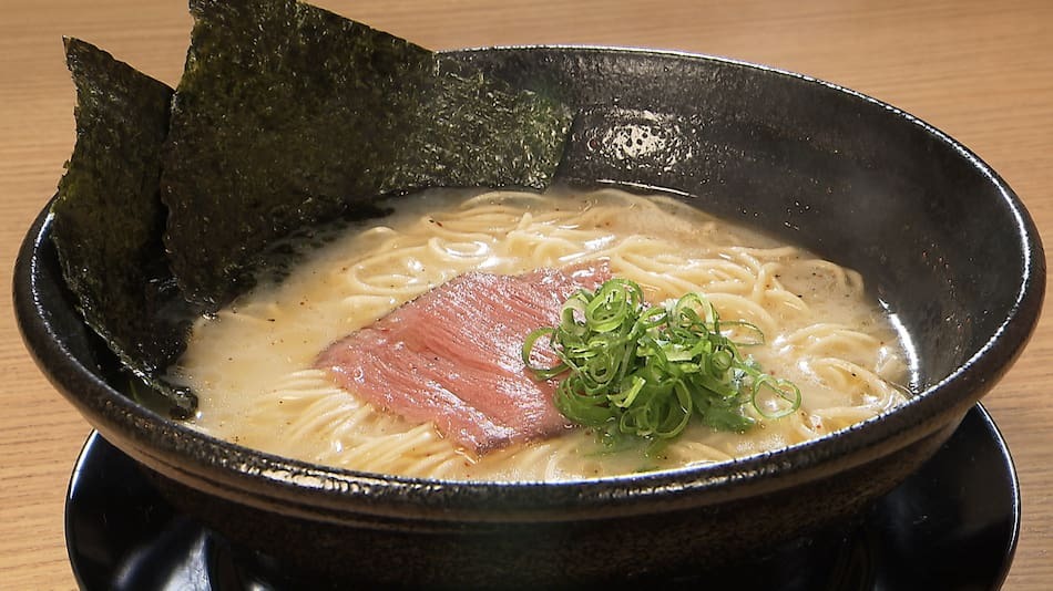 人気の牛骨白湯ラーメン店主を襲ったIgA血管炎とは。両脚1.5倍に膨れ上がりニキ状態に