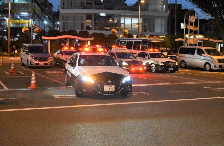 バイクを脅し盗る→立ちゴケ→バイクを置いて徒歩で逃走