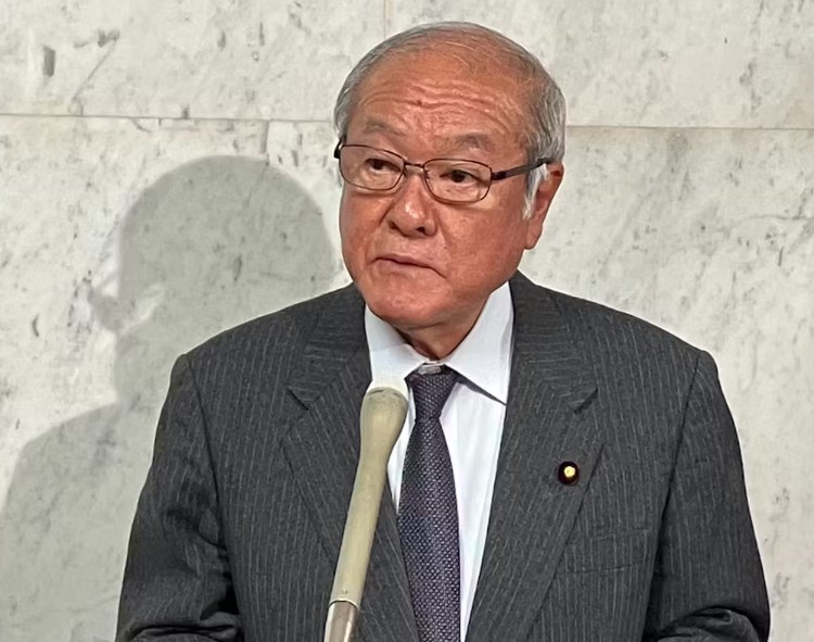 【覆面為替介入の可能性を問われ】鈴木財務相 「何も言わない」