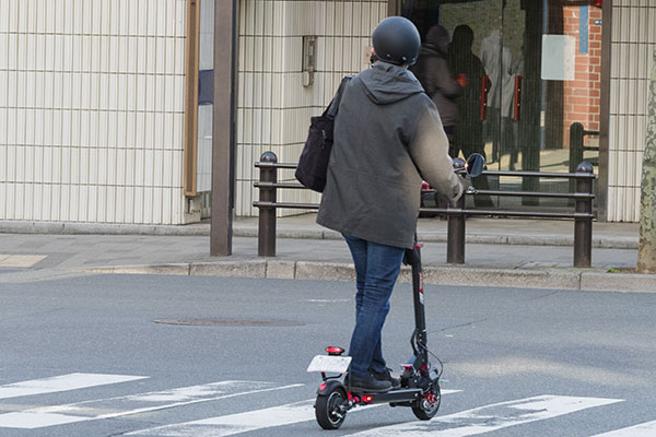 「電動キックボード」でひき逃げか　運転していた男が逃走　歩行者の男性が骨折　名古屋