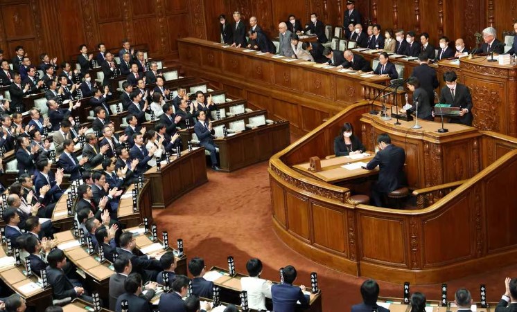 菅直人元首相はソファでウトウト、れいわは牛歩…深夜国会、主役は立民・山井和則氏