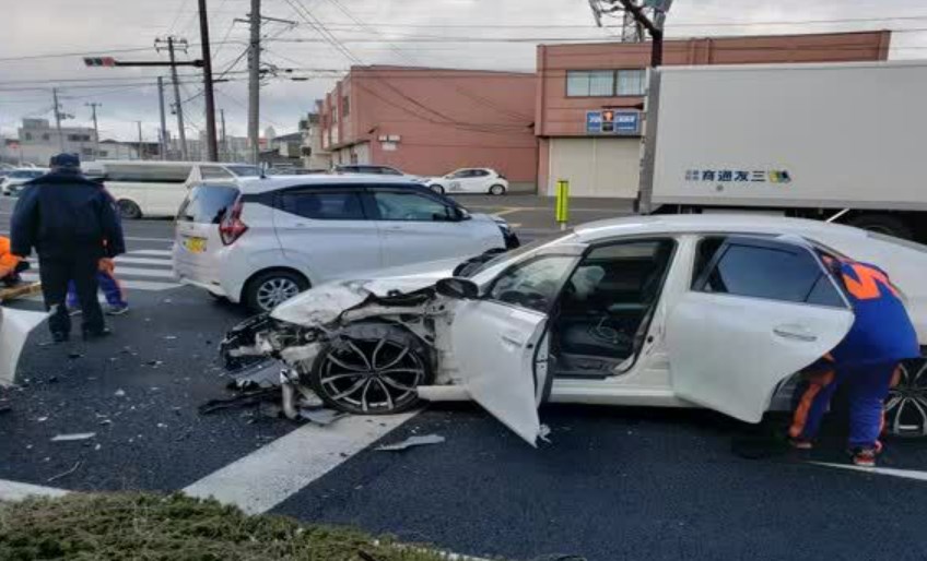 【事件】パトカーに発見され逃走中に４台と衝突　乗用車を盗んだ疑いで１６歳高校生ら少年２人逮捕＜仙台＞