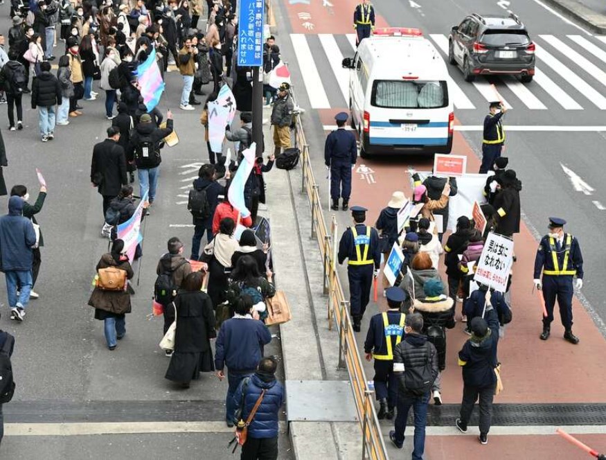 【社会】｢女子トイレや女湯に男性器ついたトランス女性入るの反対！｣デモに、｢差別者！｣などと罵詈雑言…どちらが正しいのか