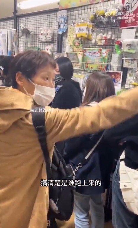 【動画】日本人、中国人を列に入れさせない　中国では反発の声「中国人差別だ」