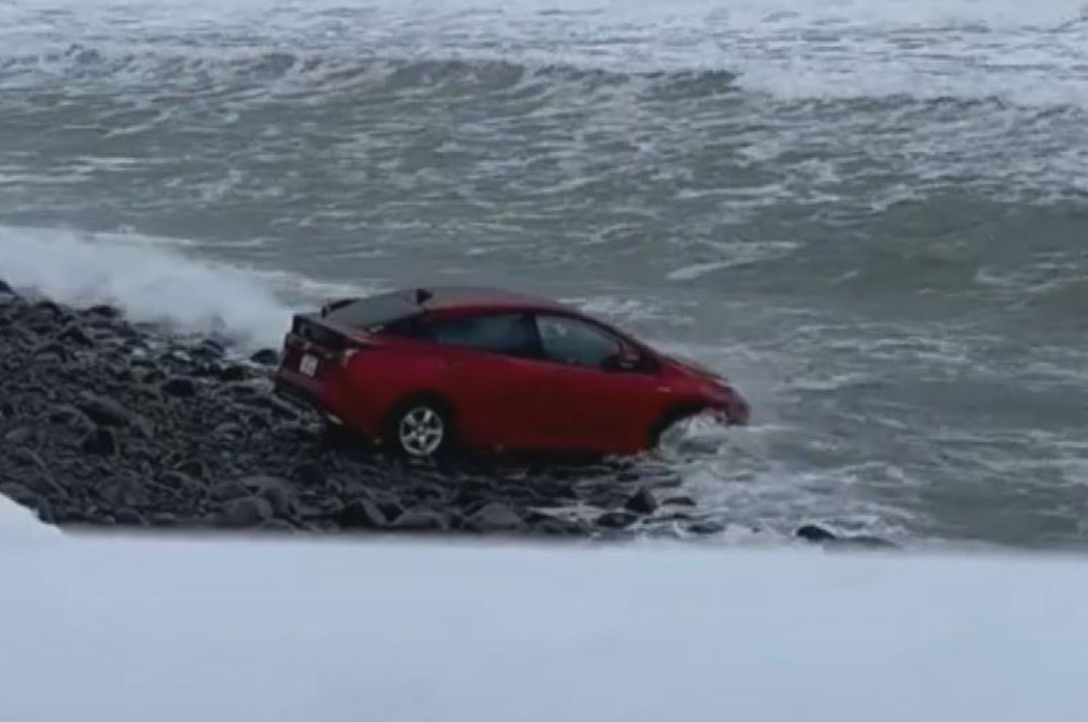 【北海道】「車が海に浸かっている。運転手は車の中で動いています」波打ち際に…救助された高齢男性「覚えていない。よくわからない」