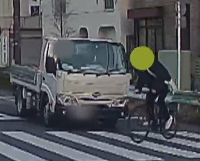 【事故】「人が3mぐらい飛んだ」自転車がトラックと衝突　道路上で動く様子なく…“イヤホン”で周囲の音が聞こえなかったか