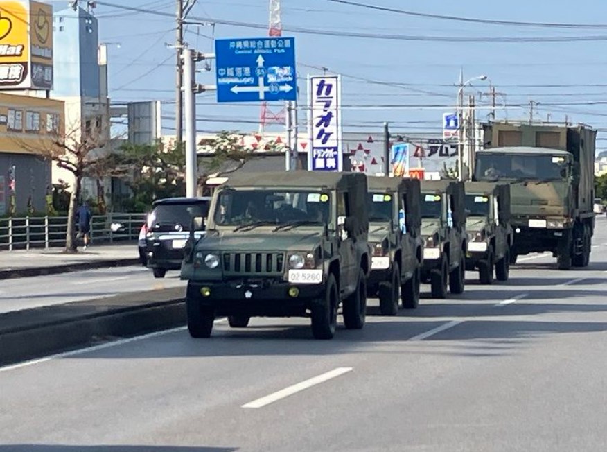 自衛隊員「通路を開放して」　座り込み抗議の市民「沖縄を軍隊から解放しろ」　ミサイル装備を載せた車両、別ゲートから勝連分屯地へ