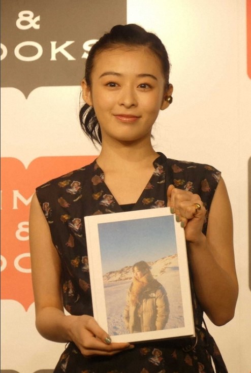 【女優】森七菜「私はあなたに書いたつもりだったよ」　サイン入り写真集高額転売に注意喚起「買わないで」