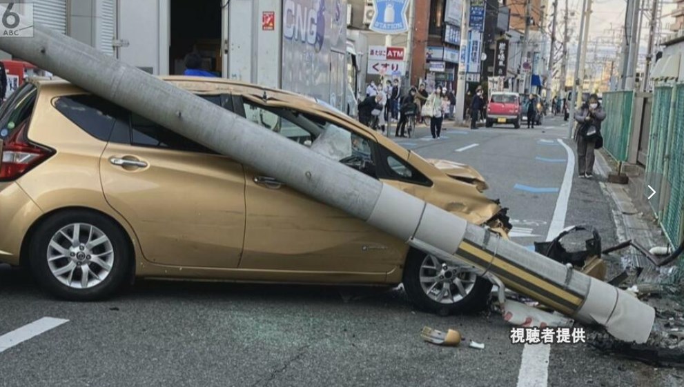 【事故】駅前で車が次々と衝突し、電柱折れる　3人搬送　手前の交差点でバイクと衝突しパニックになったか　一方でバイクの運転手は現場から立ち去る⇒盗難車の可能性も　大阪・豊中