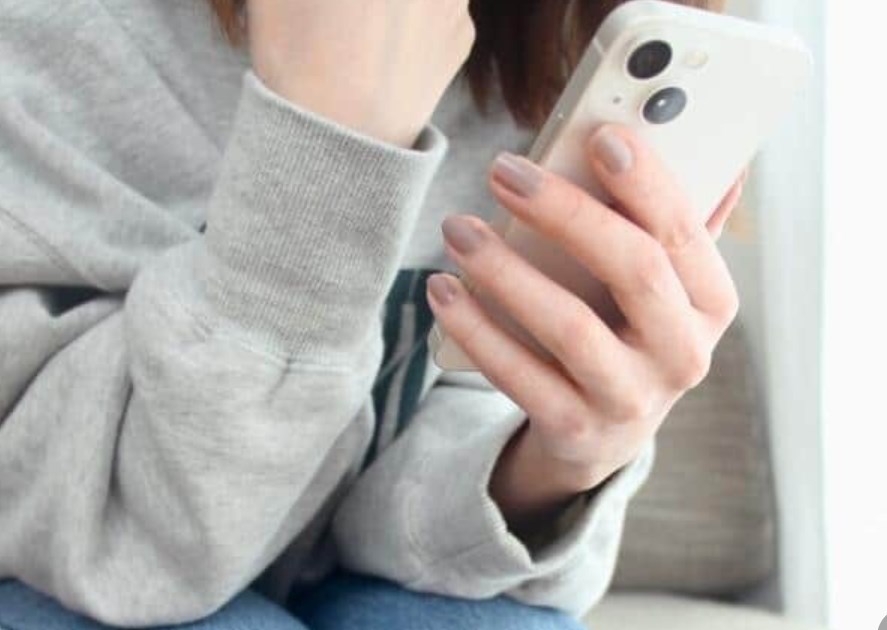 「ネット利用はスマホだけで」女性66％、男性41％　圧倒的に女性が多い背景に4つの理由