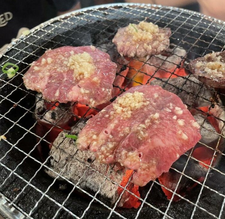 【食べ放題】「上タン50人前食べたら激怒された」焼肉食べ放題の利用者による苦言が物議「モラルの問題」「制限しとけ」