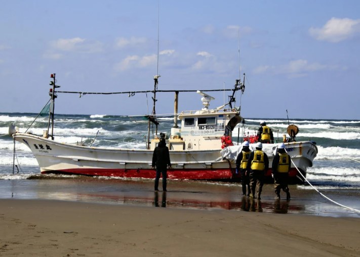 秋田の海水浴場に漁船漂着、船内からは男性遺体