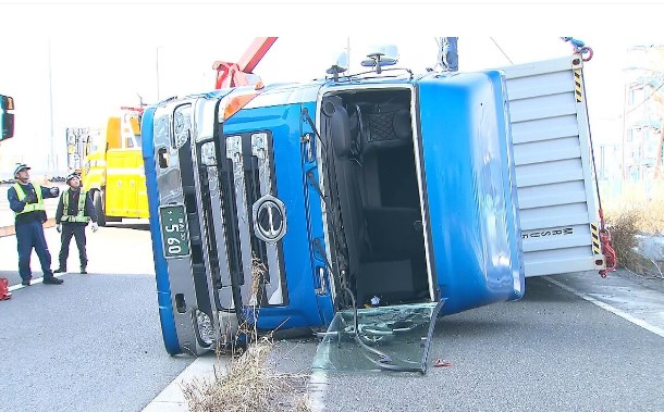 【横浜市中区】大型トレーラーが横転　T字路曲がりきれず…けが人なし