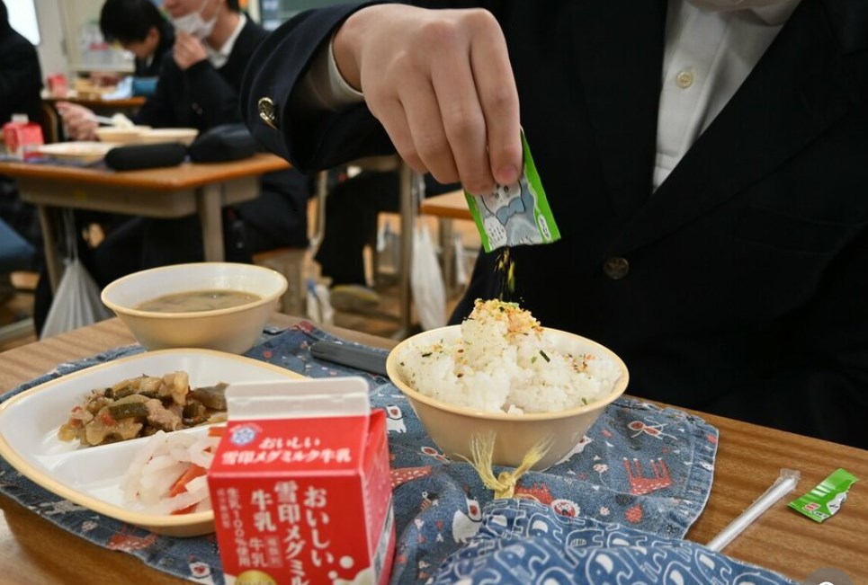 【兵庫】給食に生徒が「ふりかけ持参」で賛否　「弁当と給食は別物」猛反発した市議が語った問題の本質　川西市