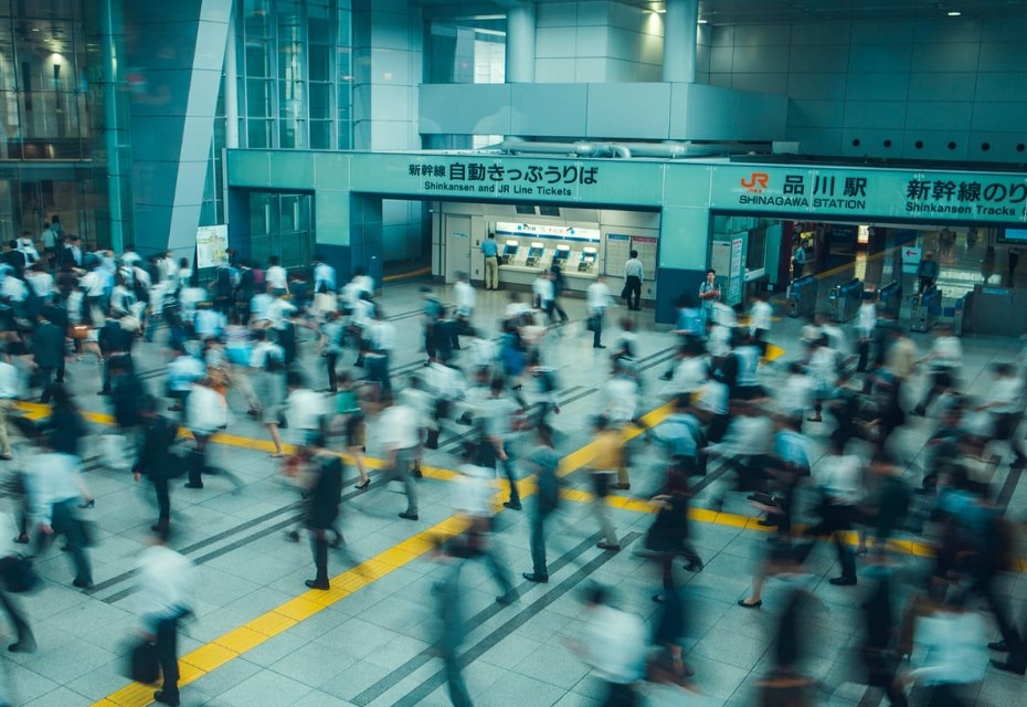 【東京】品川駅「社畜観察カフェ」スマホ撮影禁止の掲示が話題…構内を見下ろす構造