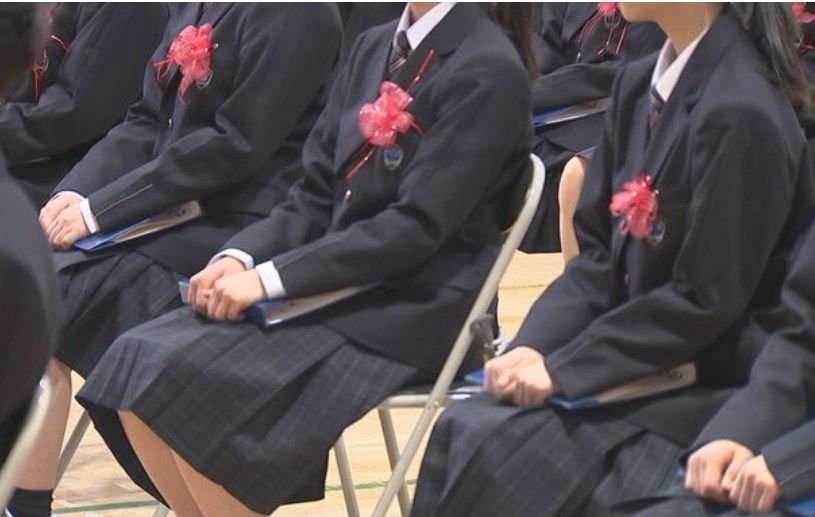 小学校の卒業式　「袴」人気の一方で…ほとんどの児童が「中学校の制服」の慣習…理由は？