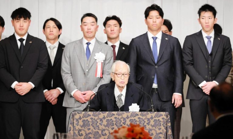 巨人　９７歳の渡辺恒雄主筆「選手諸君には今年こそは優勝、日本一を」車いす姿で力強く“厳命”