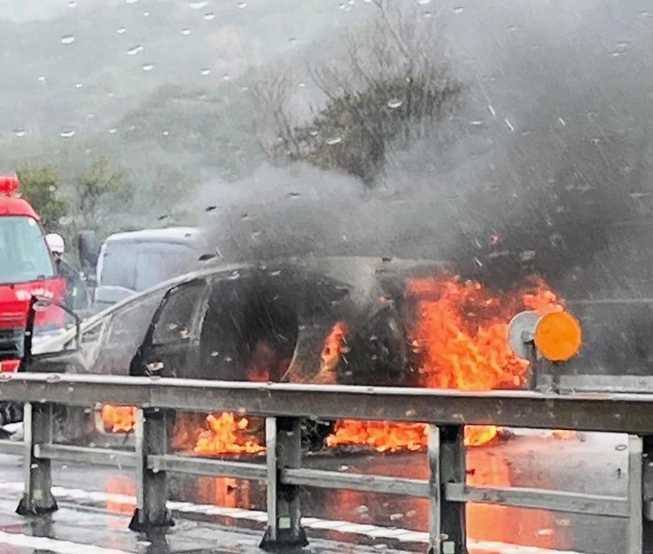 煽り運転後の事故か？車カスのプリウスが高速で炎上通行止め。小便できず車置いてPAまで歩く馬○も