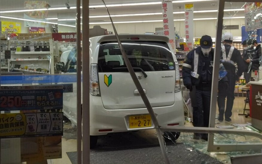 【長野市】中心市街地のコンビニ店に10代女性運転の車突っ込む　車には初心者マーク　客2人けが　人通り多い土曜の夜に…現場は騒然