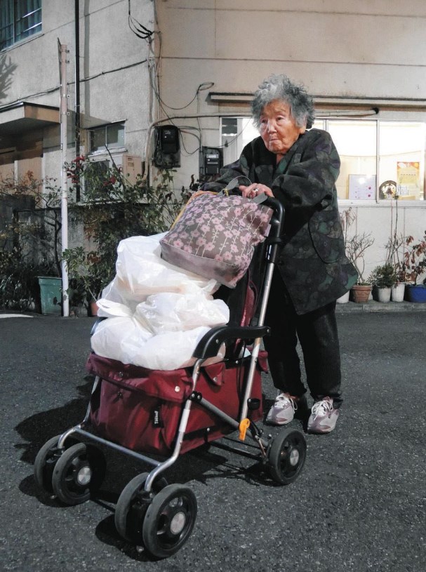 「赤羽のマリア」は91歳…公園で17年暮らしたばあちゃんが、今は路上生活者に弁当を配り続ける