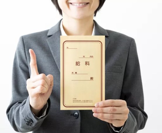 【2023年平均月給】過去最高の31万8300円、男性 35万900円、女性 26万2600円・・・厚生労働省