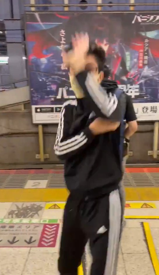 【朗報】駅のホームでダンスをする新たな「踊り鉄」現る…w