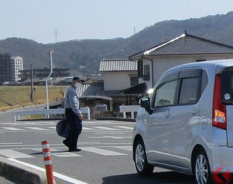 【自動車】「お先にどうぞ…」 歩行者に譲られて発進は違反？ 信号機のない横断歩道、どうすれば？