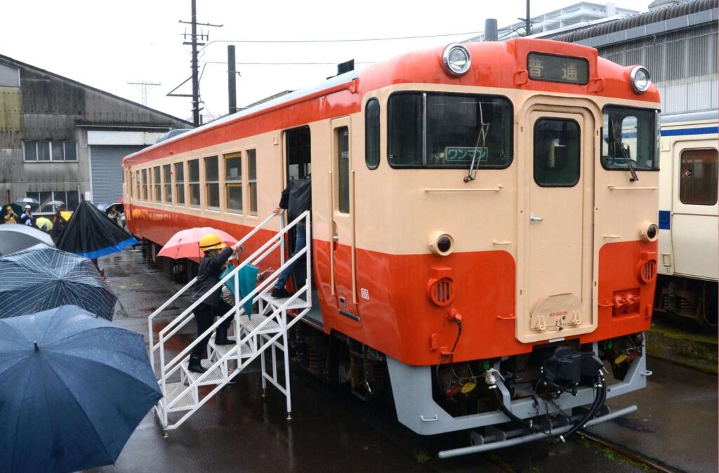 【鉄道】朱色にクリーム、そう、これこれ…国鉄カラーの「キハ40」復活　JR九州が鹿児島市でお披露目会、鉄道ファンは大喜び