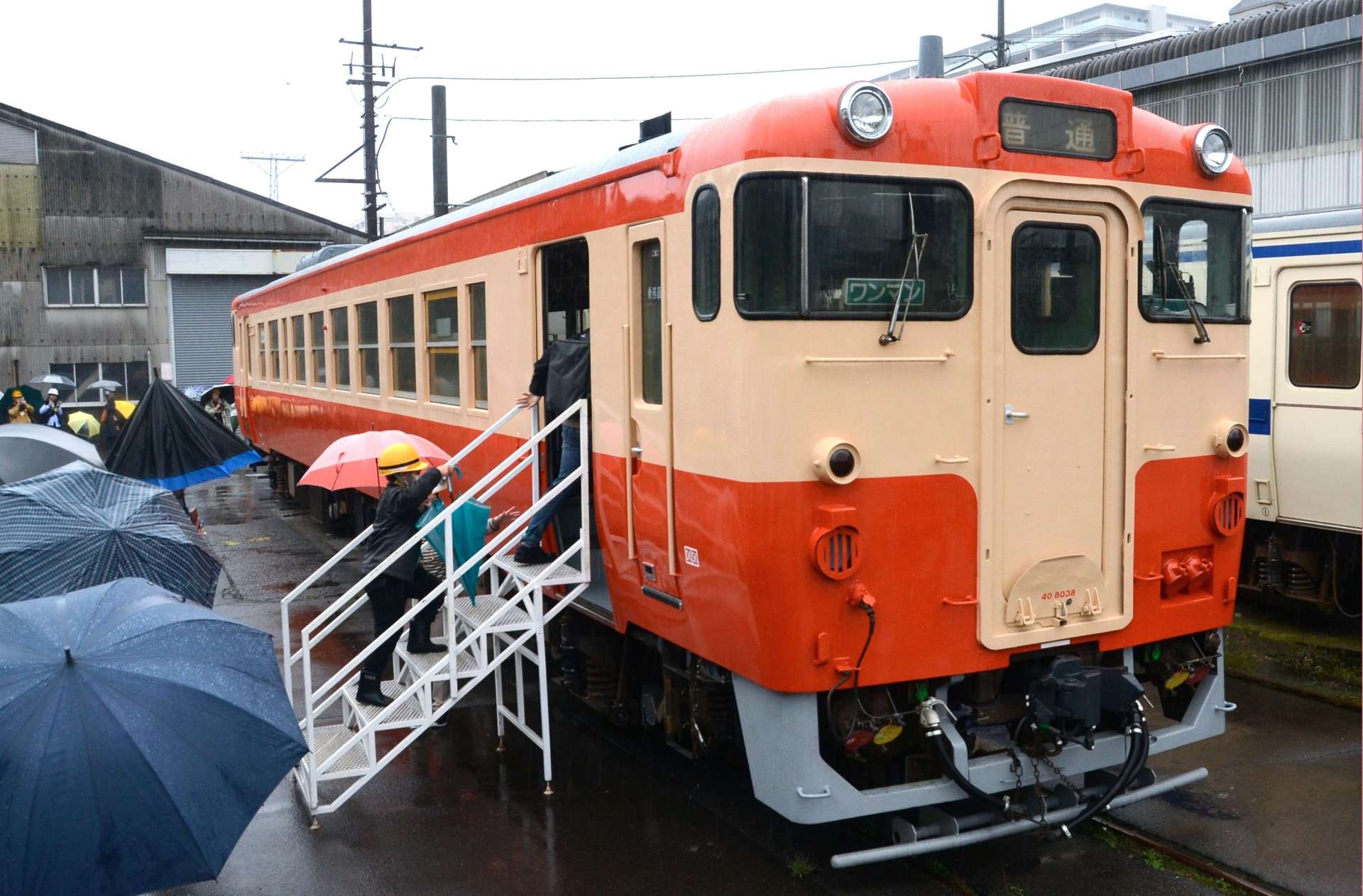 【鉄道】朱色にクリーム、そう、これこれ…国鉄カラーの「キハ40」復活　JR九州が鹿児島市でお披露目会、鉄道ファンは大喜び