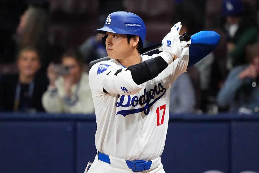 【MLB】大谷翔平、本拠地開幕戦でいきなり二塁打も珍走塁　米ファン大歓声、第1打席でスタンディングオベーション