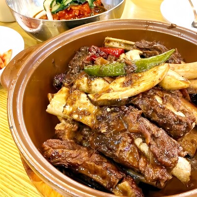 【汚すぎる】 韓国の有名飲食店の料理に排水口のふたが混入、食べた客は嘔吐し「トラウマに」