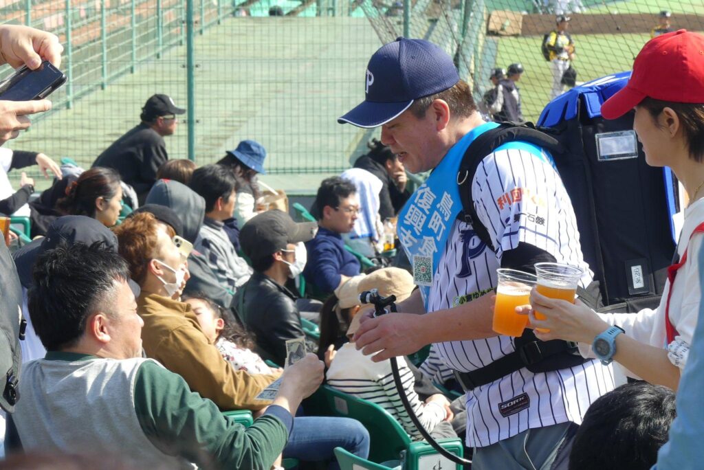 【朗報】ホリエモン、野球場で「売り子」に挑戦