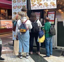 【日本のラーメン・即席麺が世界的ブーム】ドイツの日系ラーメン店で働く日本人女性「予約の電話はひっきりなしで、外気は0℃に近いというのに行列ができる、とにかくお客さんをさばくだけで毎日が大変です」