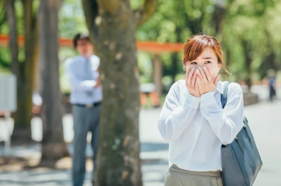 【滋賀】女子生徒を追い抜き柱に隠れて緊急オ◯ニー