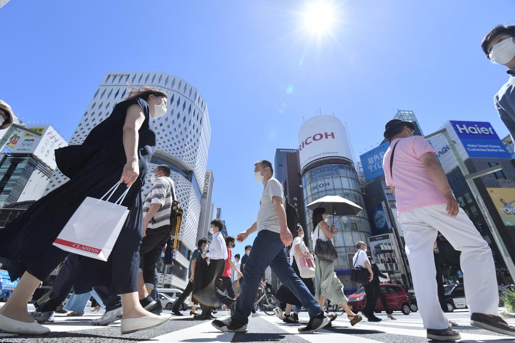 東京都心28.1度、各地で夏日に　桜、菜の花…花見楽しむ人たちも