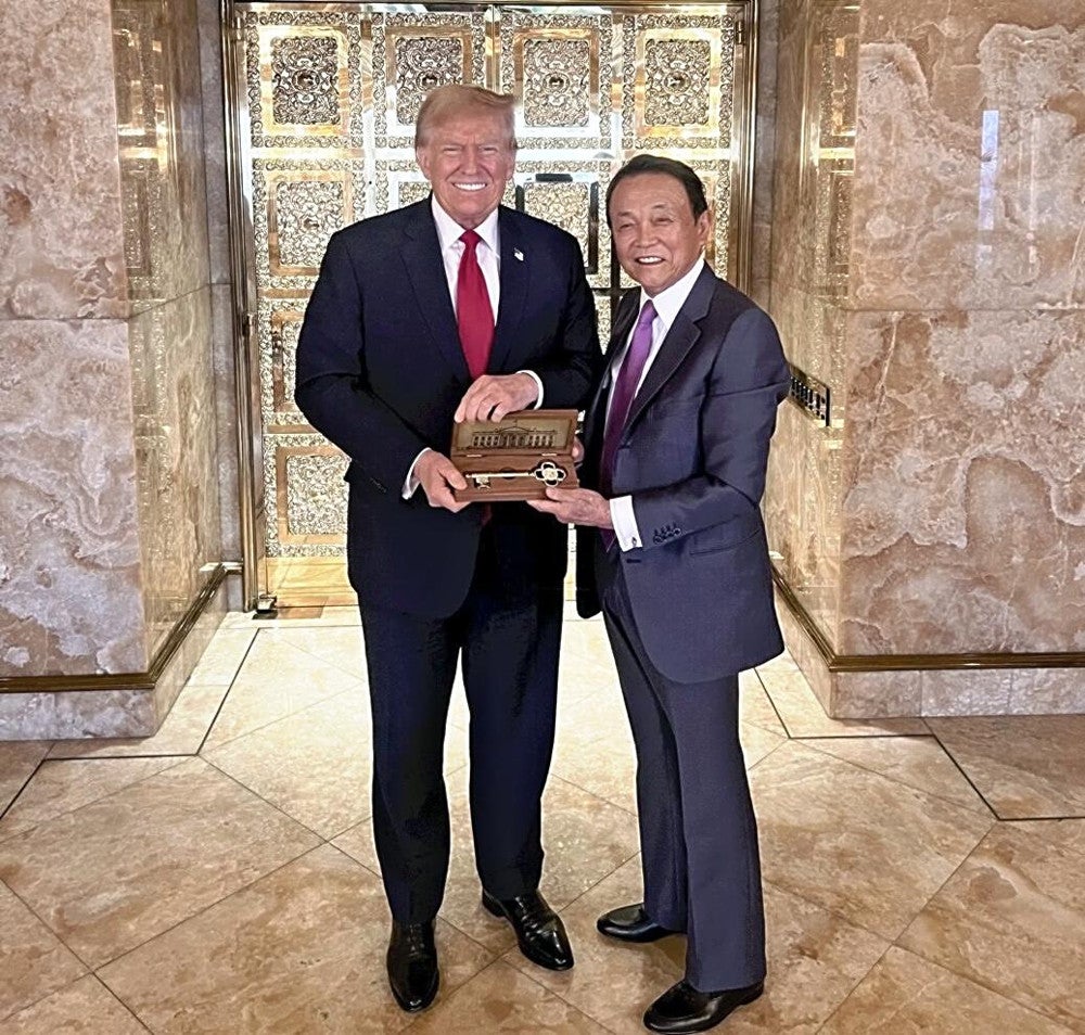 麻生太郎がトランプと会談、金の鍵をもらう