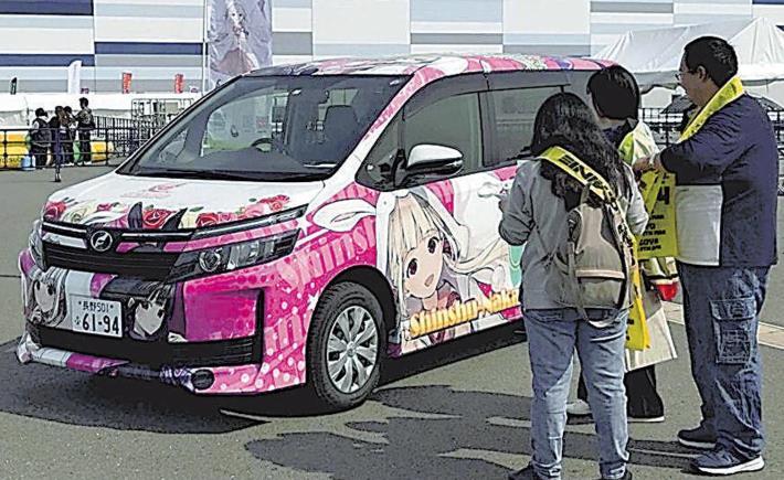 【長野県】中野市の公用車はど派手な「痛車」、ピンクの車体に市公認Ｖチューバ―「信州なかの」の姿