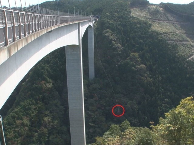 谷底の川まで215m。バンジージャンプ施設の橋から飛び降りたとみられる身元不明遺体。岐阜