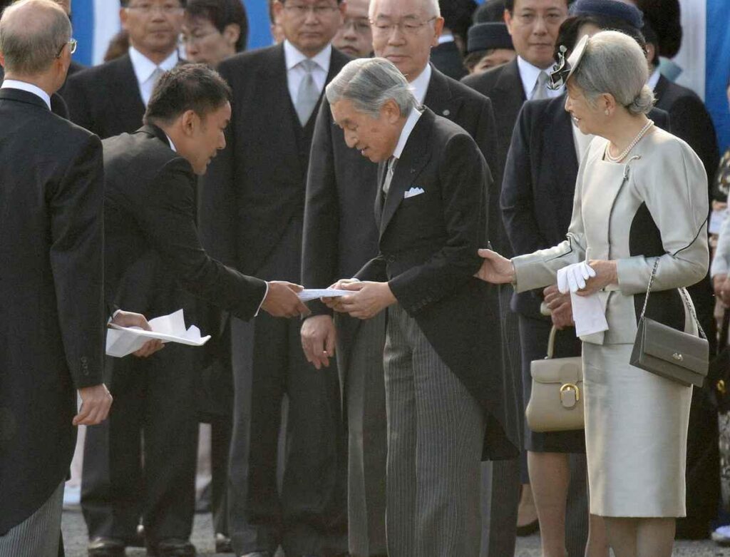 【画像】山本太郎さん、園遊会で陛下に直訴状を手渡し、永久出禁になってしまう←これ