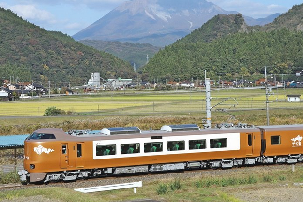 新型やくも運行開始、さっそく撮り鉄が電車を止める