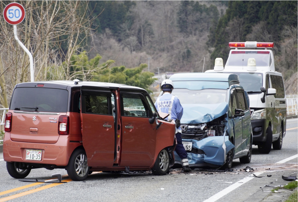 山形・白鷹で正面衝突、2人死亡　国道348号