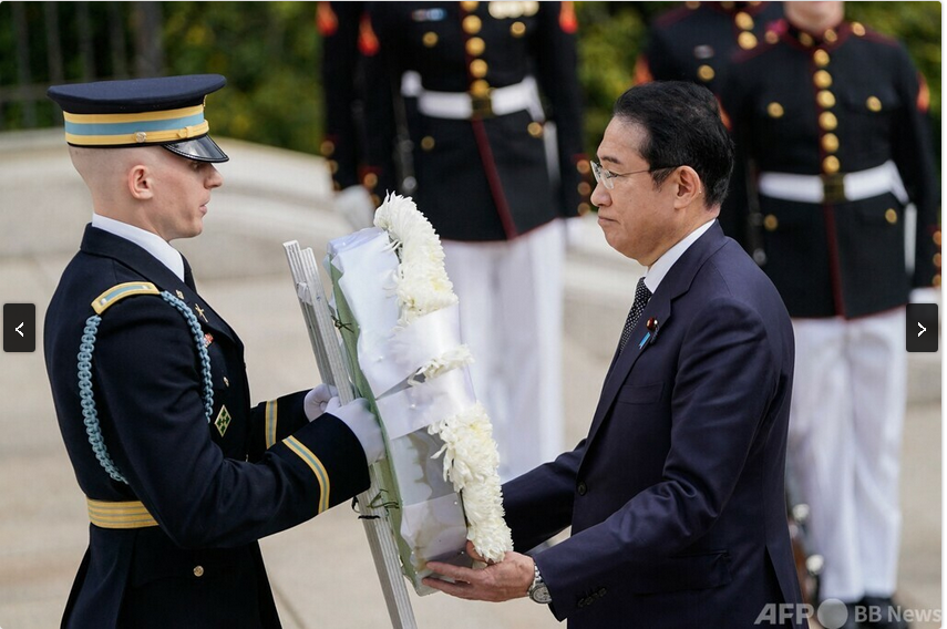 岸田首相、米アーリントン国立墓地で献花