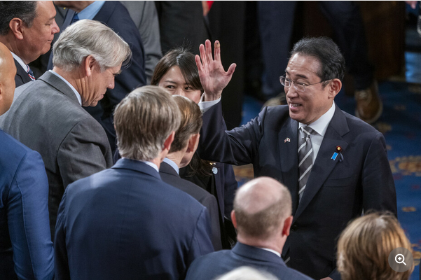 【政治】大人気の岸田首相の演説に、米議員ら総立ち…サイン求める議員が行列